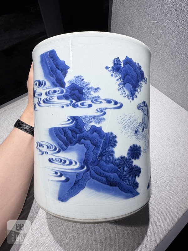 明崇祯 青花骑马人物典故笔筒 - 图8